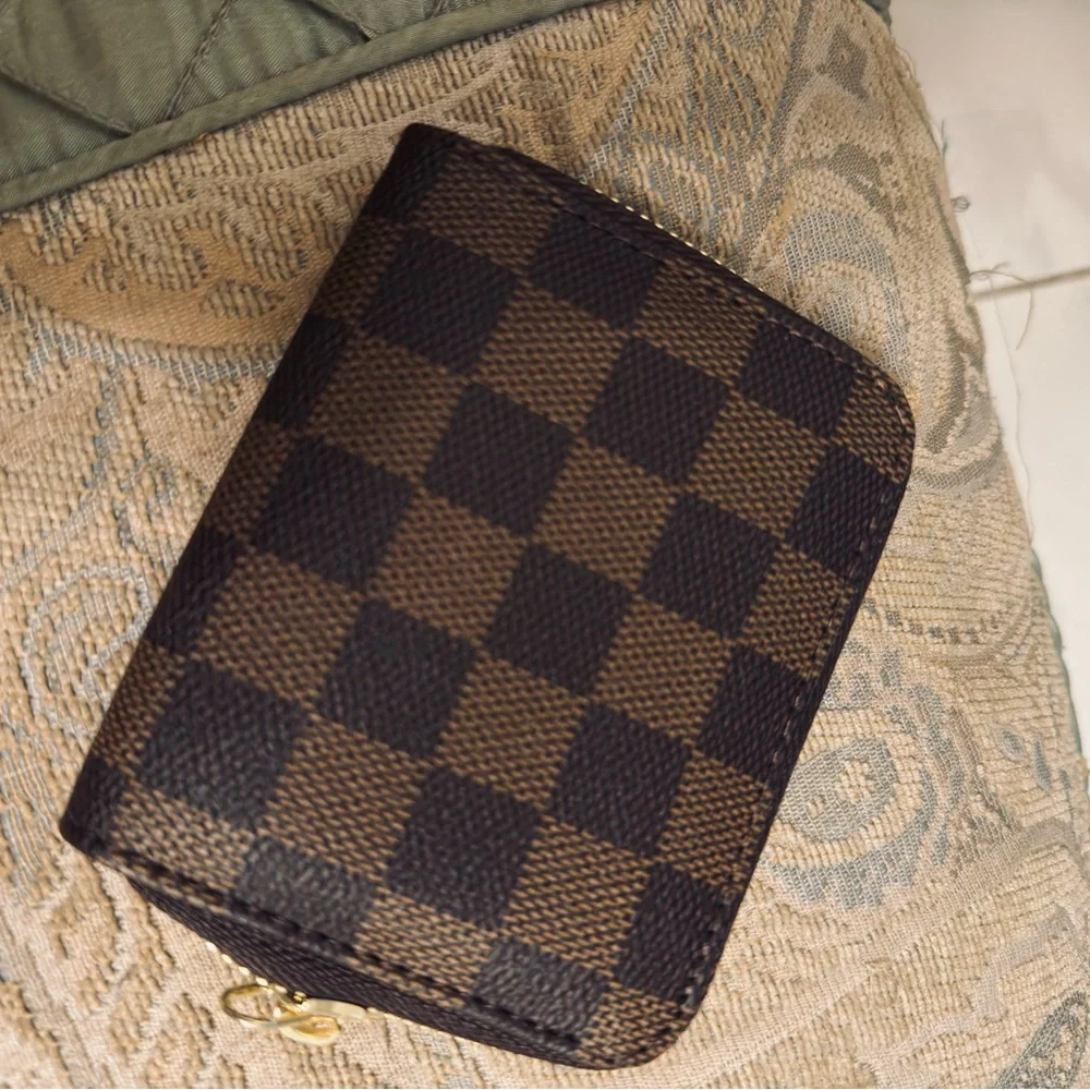 POST CHRISTMAS PRICE CUT! Louis Vuitton Damier Checkered Brown/Black card holder - Picture 7 of 7